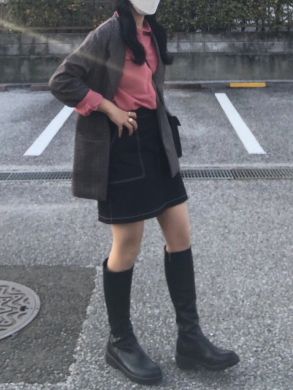 ブラウン系のテーラードジャケット、ピンク系のシャツ/ブラウス、ブラック系のショルダーバッグを着用したレディースの春コーディネートの2枚目の写真