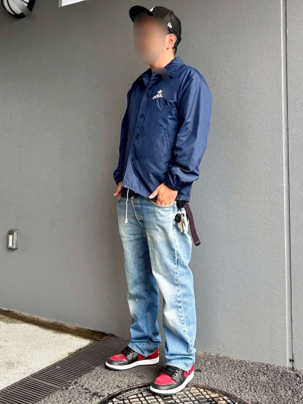 グレー系のスウェット、その他のナイロンジャケット、その他のデニムパンツを着用したメンズの秋コーディネートの2枚目の写真