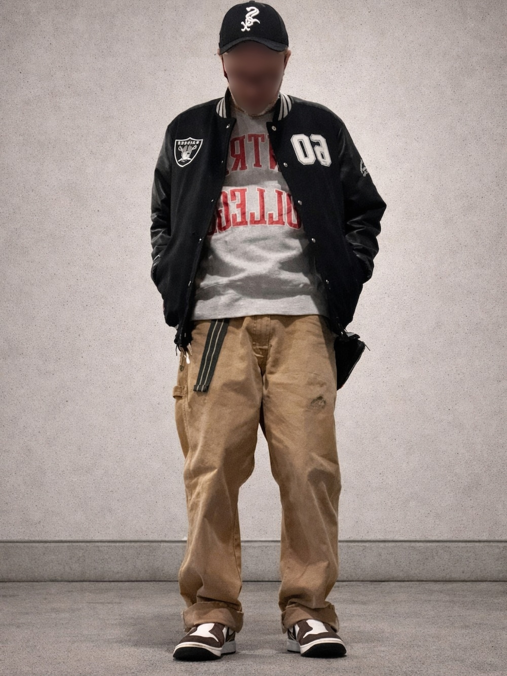 グレー系のスウェット、ベージュ系のその他パンツ、ブラウン系のシューズを着用したメンズの春コーディネートの2枚目の写真