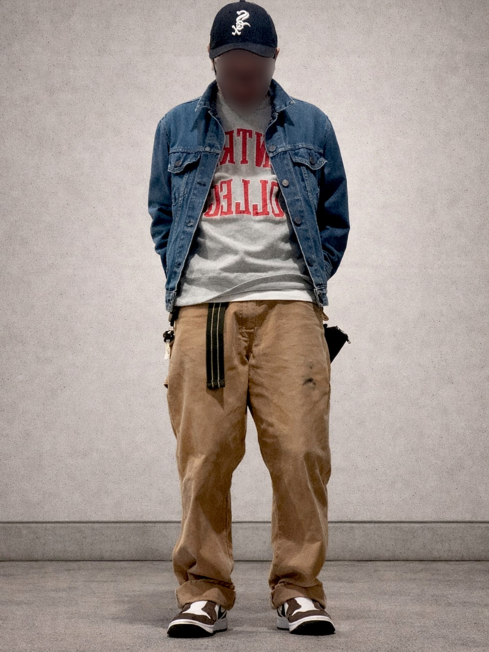 ブラック系のデニムジャケット、ベージュ系のその他パンツ、ブラウン系のシューズを着用したメンズの春コーディネートの2枚目の写真