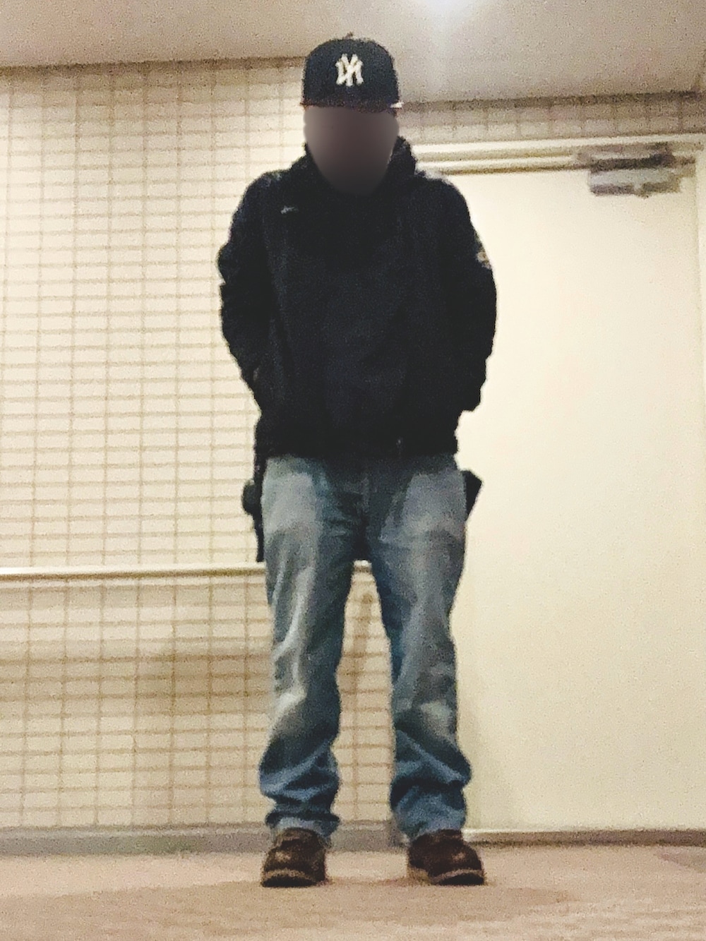 ブラウン系のブーツ、ブラック系のその他アウター、ブラック系のパーカーを着用したメンズの秋コーディネートの2枚目の写真