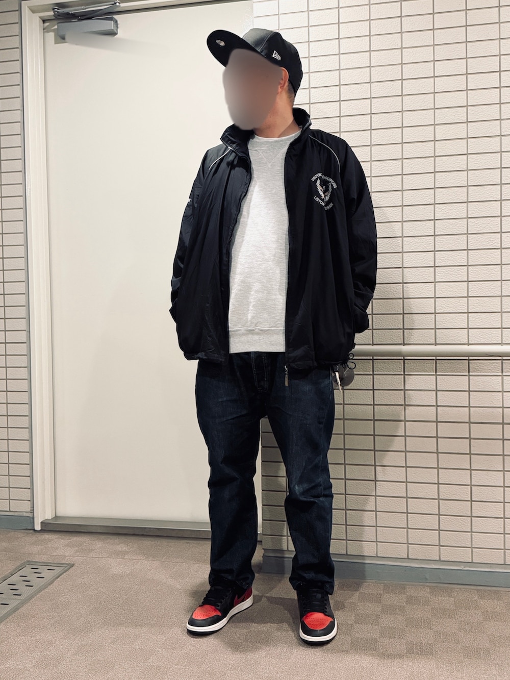 ブラック系のナイロンジャケット、その他のデニムパンツ、レッド系のスニーカーを着用したメンズの秋コーディネートの2枚目の写真