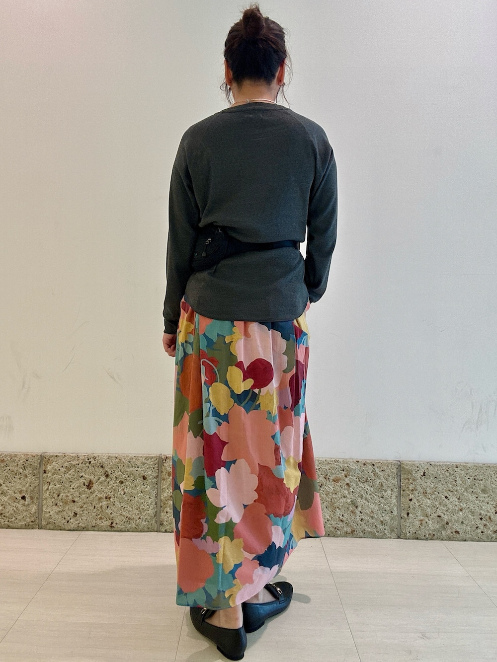 ブラック系のショルダーバッグ、グレー系のTシャツ/カットソー、ブラック系のパンプスを着用したレディースの秋コーディネートの4枚目の写真