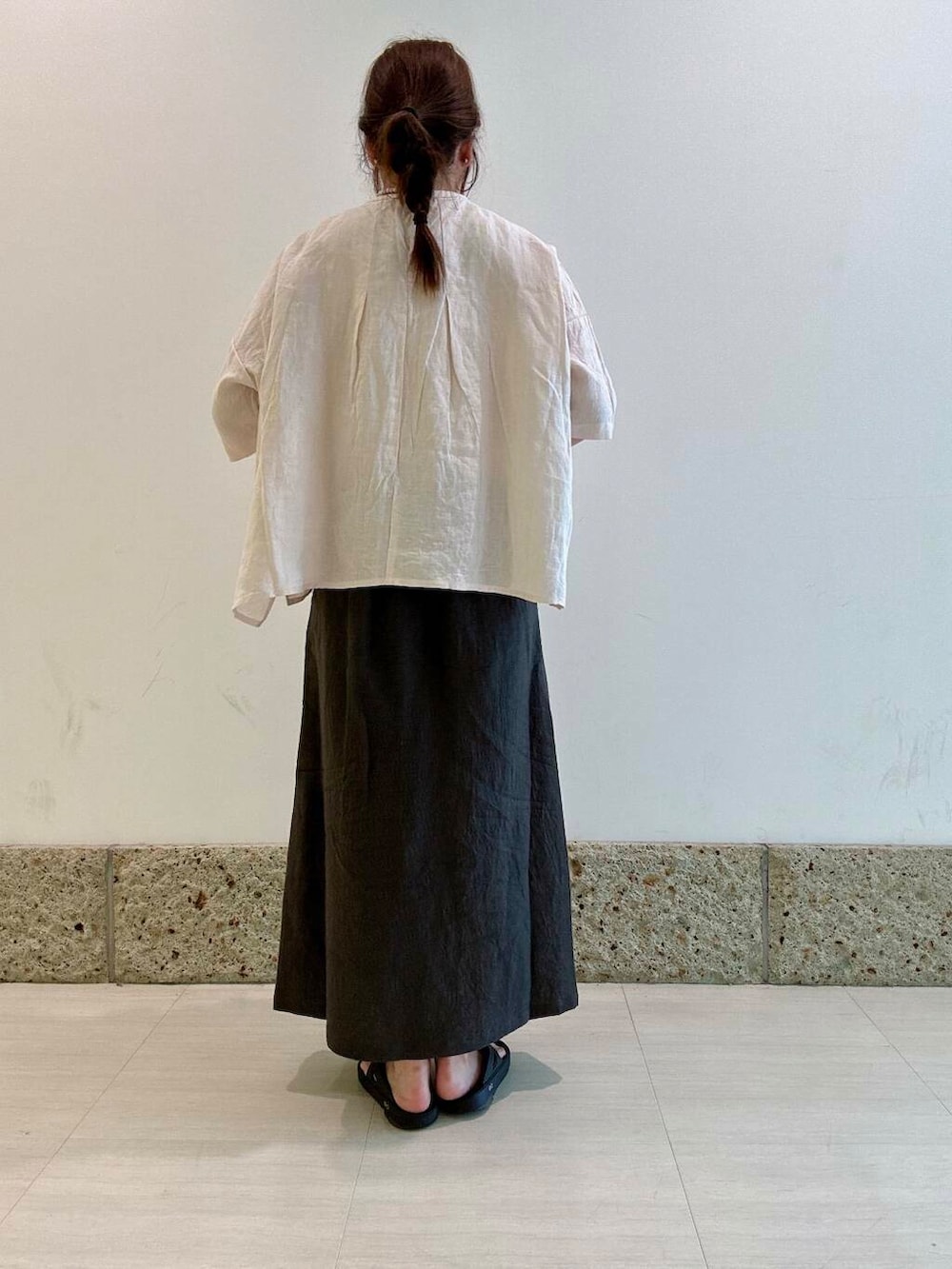 「スカート、かぐれ、リネン、newarrival、楽ちん、お出かけコーデ、清涼感、20代後半、旅行コーデ、きちんと感、ラミー、さらっと、オンにもオフにも、暮らしを楽しむ、リネン着こなし術」｜「OOFOSのOOFOS　OOriginal（サンダル、ブラック系）」を使った、八木野　由季さん（レディース・165cm）の夏コーディネートの3枚目の写真