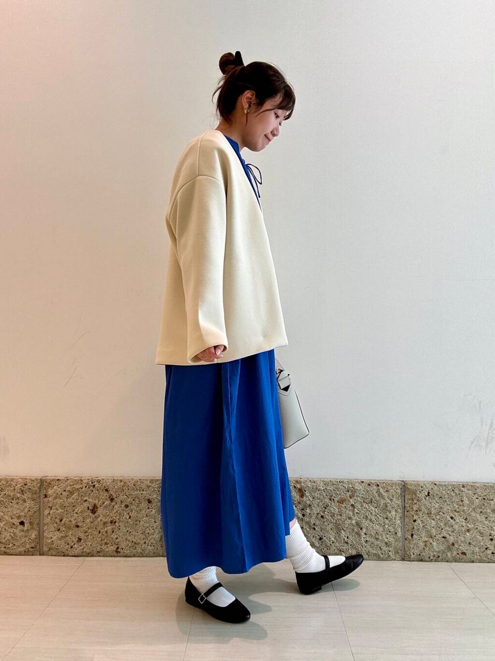 「ワンピース、ジャケット、ノーカラー、ボリュームスリーブ、アーバンリサーチドアーズ、春カラー、newarrival、doors、楽ちん、お出かけコーデ、20代後半、ハリ感、インドコットン、ナチュラル×ブルベ夏、春アウターコーデ」｜「URBAN RESEARCH DOORSのダンボールニットノーカラージャケット（ノーカラージャケット、ホワイト系）」を使った、八木野　由季さん（レディース・165cm）の春コーディネートの3枚目の写真
