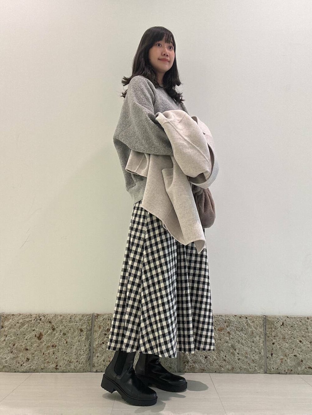 ベージュ系のその他アウター、ブラック系のブーツ、ブラウン系のショルダーバッグを着用したレディースの秋コーディネートの3枚目の写真