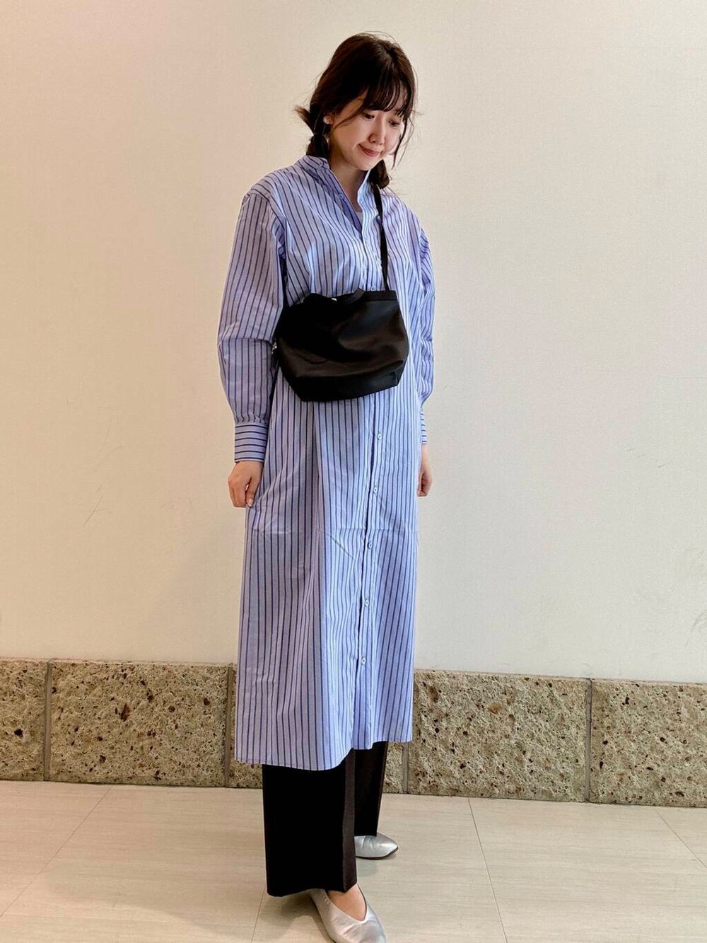 「大人カジュアル、パンプス、シャツワンピース、レイヤード、ストライプ、パンツ、トラウザー、アーバンリサーチドアーズ、newarrival、お出かけコーデ、20代後半、ワンタック、春カラーコーデ、ナチュラル×ブルベ夏、過ごしやすい」｜「URBAN RESEARCH DOORSのVカットパンプス（パンプス、シルバー系）」を使った、八木野　由季さん（レディース・165cm）の春コーディネートの2枚目の写真