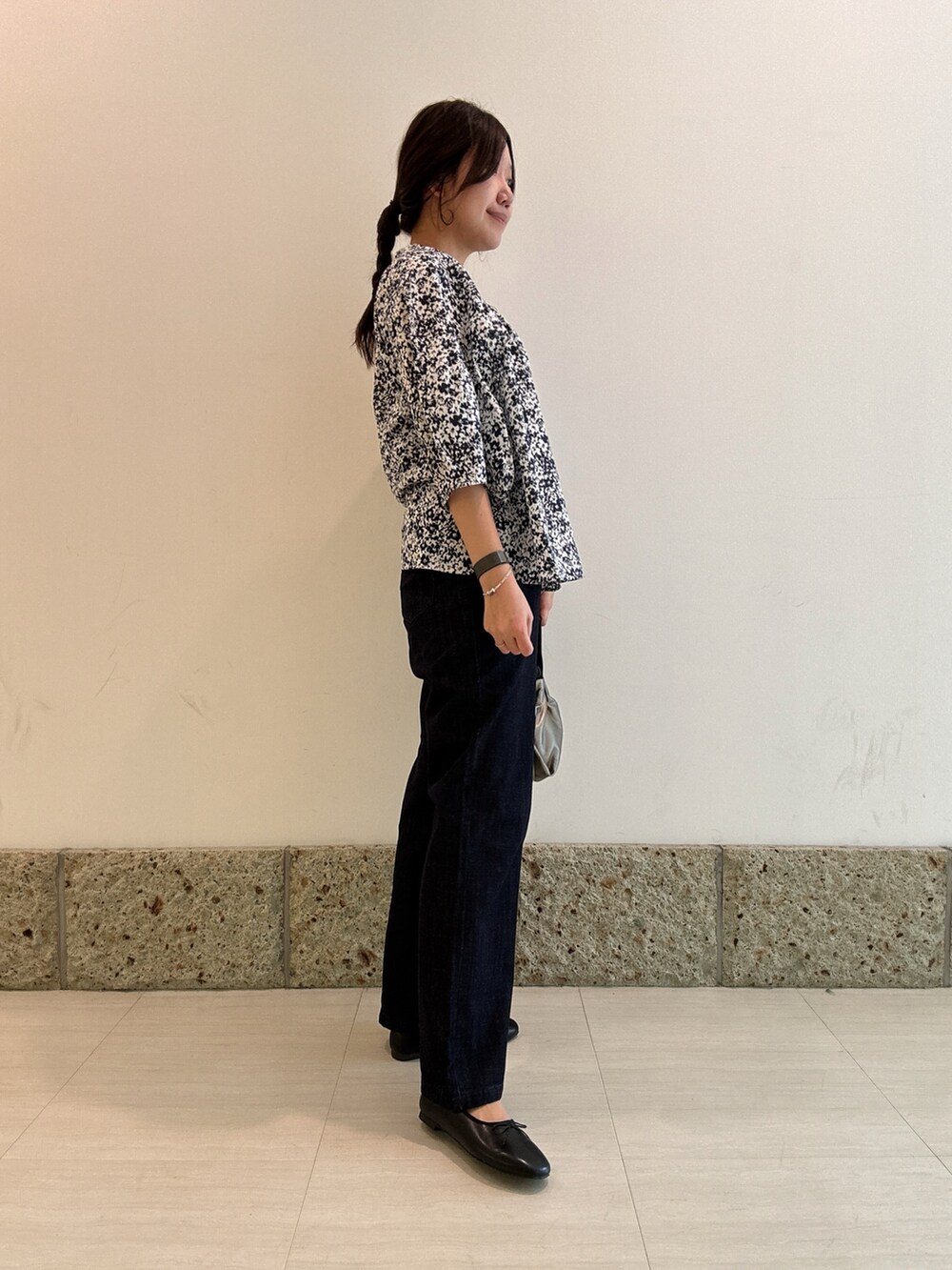 ブルー系のシャツ/ブラウス、ブルー系のデニムパンツ、ブラック系のバレエシューズを着用したレディースの秋コーディネートの3枚目の写真