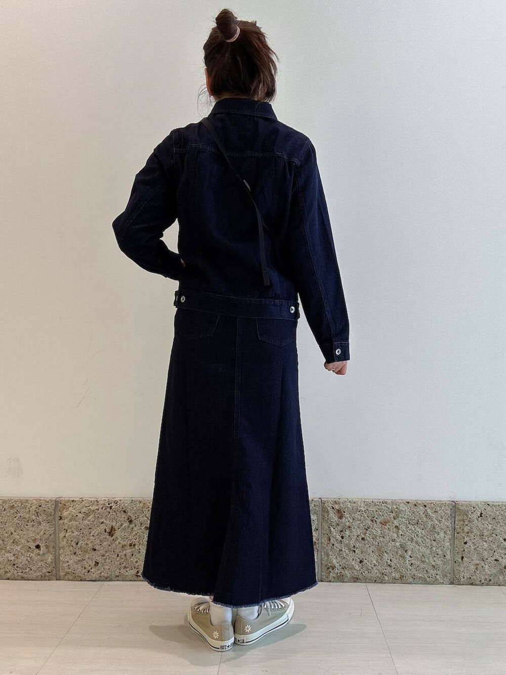 ブラック系のワンピース、ブルー系のスカート、ブルー系のデニムジャケットを着用したレディースの冬コーディネートの3枚目の写真