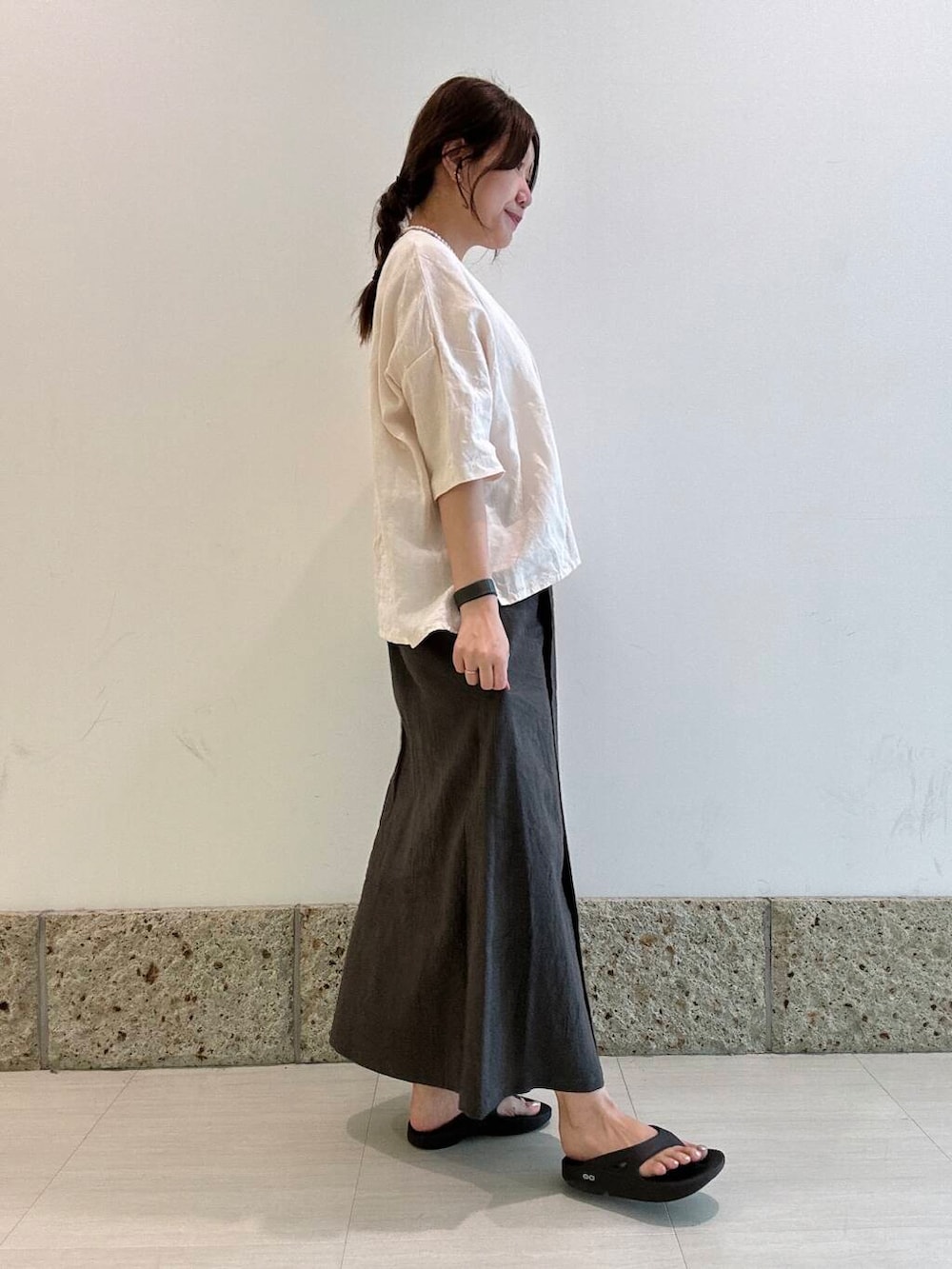 「スカート、かぐれ、リネン、newarrival、楽ちん、お出かけコーデ、清涼感、20代後半、旅行コーデ、きちんと感、ラミー、さらっと、オンにもオフにも、暮らしを楽しむ、リネン着こなし術」｜「OOFOSのOOFOS　OOriginal（サンダル、ブラック系）」を使った、八木野　由季さん（レディース・165cm）の夏コーディネートの2枚目の写真