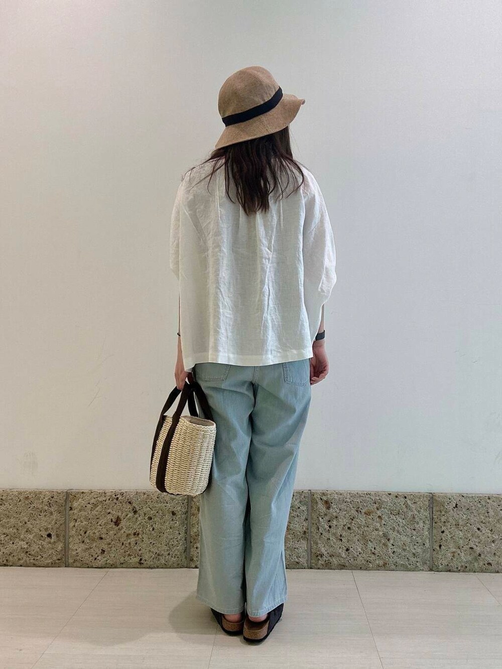 「シンプル、デニム、Wrangler、かぐれ、リゾート、newarrival、休日スタイル、ゆったり、サンダルコーデ、楽ちん、お出かけコーデ、清涼感、20代後半、旅行コーデ、ここでしか手に入らない別注アイテム」｜「ORCIVALのORCIVAL　6PANEL NATURAL HAT（ハット、ベージュ系）」を使った、八木野　由季さん（レディース・165cm）の春コーディネートの4枚目の写真