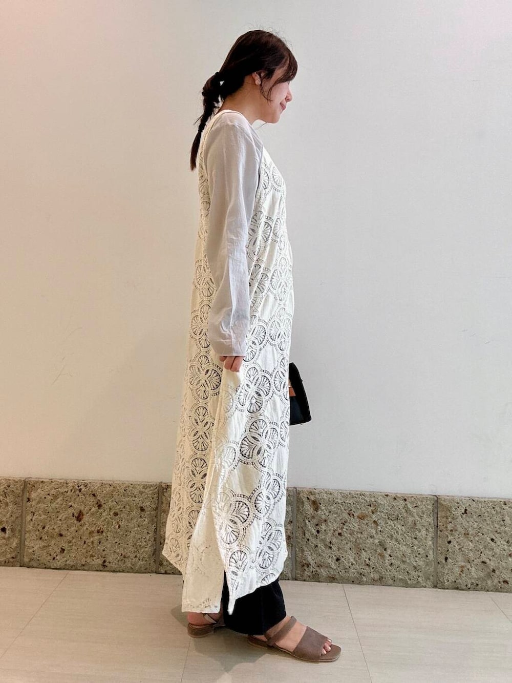 「ワンピース、ロンT、レース、シアー、newarrival、ゆったり、楽ちん、お出かけコーデ、清涼感、20代後半、旅行コーデ、さらっと、ナチュラル×ブルベ夏、暮らしを楽しむ、サマシェア」|「RODE SKOのチャーム付メッシュミニバッグ(ハンドバッグ、ブラック系)」を使った、八木野 由季さん(レディース・165cm)の夏コーディネートの3枚目の写真