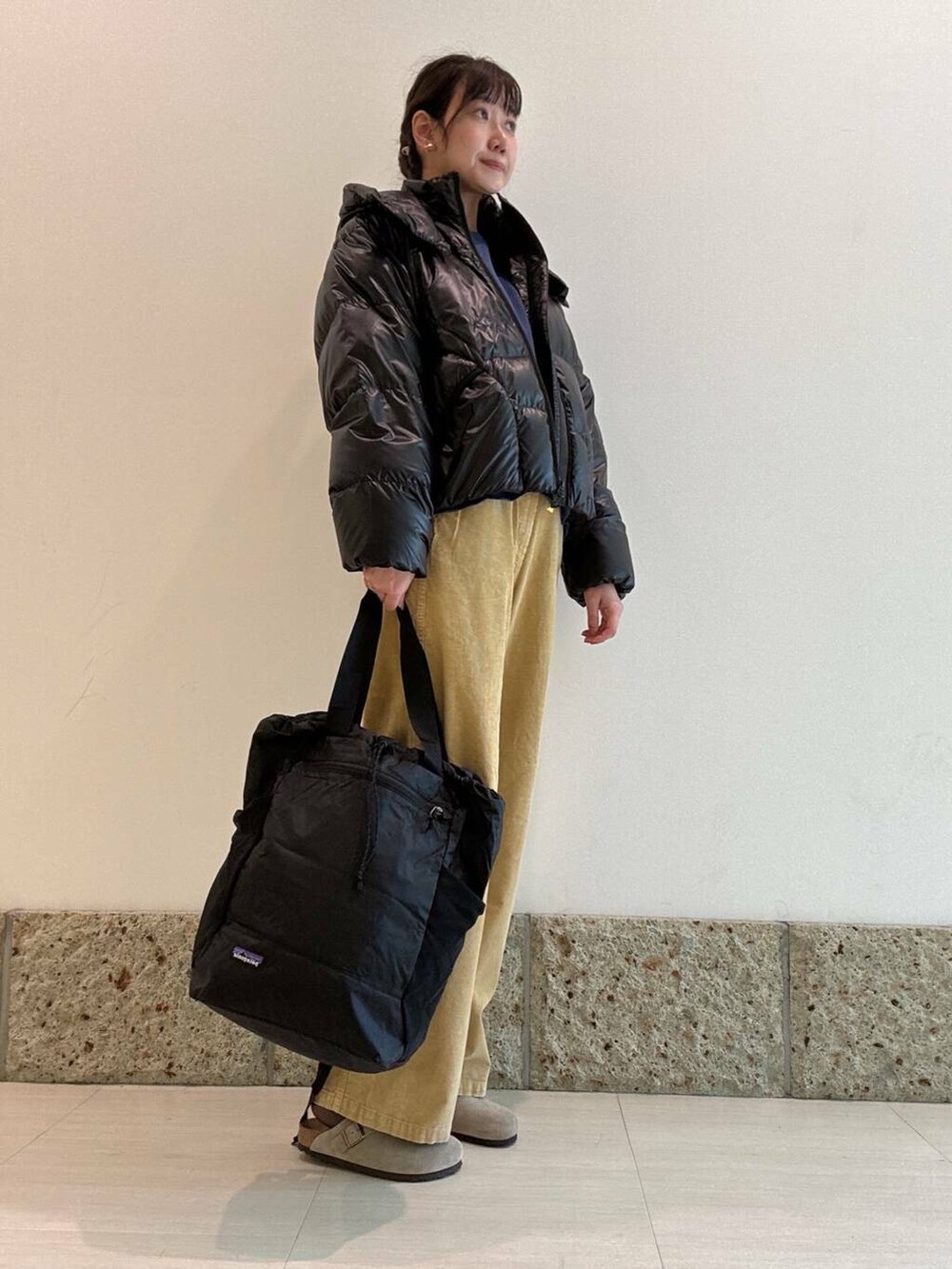 ブルー系のTシャツ/カットソー、イエロー系のその他パンツ、ベージュ系のサンダルを着用したレディースの秋コーディネートの2枚目の写真