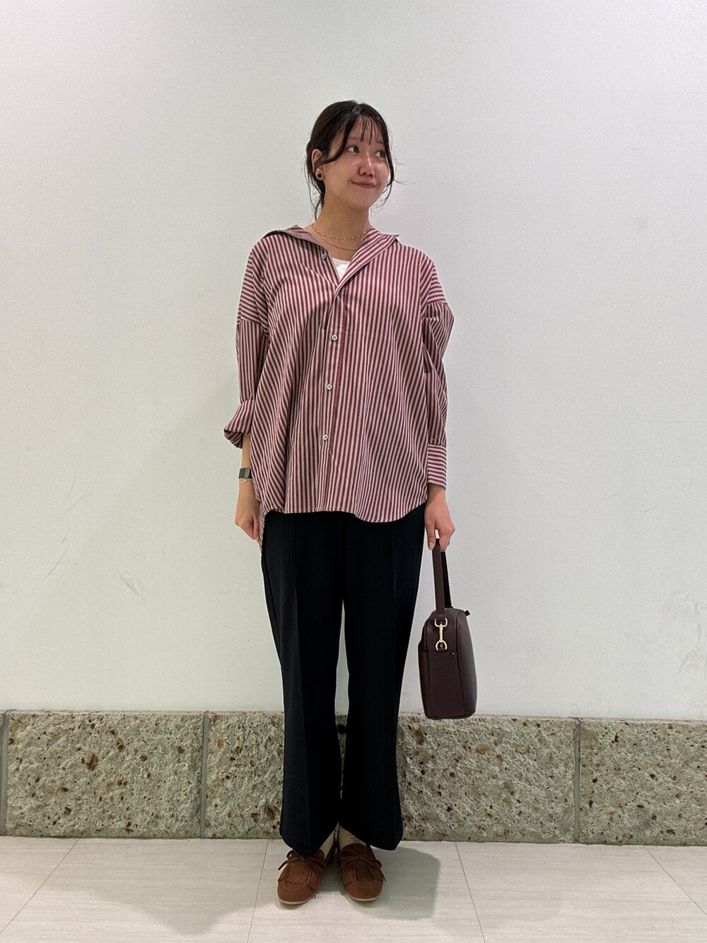 ブラック系のその他パンツ、レッド系のシャツ/ブラウスを着用したレディースの秋コーディネートの2枚目の写真