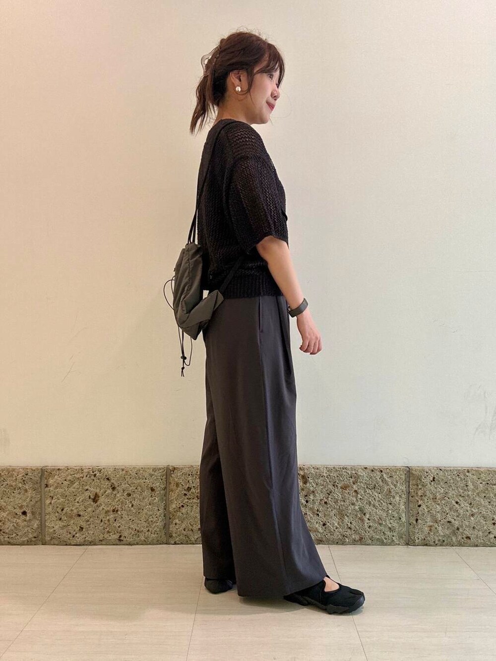 「アーバンリサーチ、タックパンツ、newarrival、休日スタイル、メッシュ、通気性、お出かけコーデ、おでかけコーデ、20代後半、透かし柄、ナチュラル×ブルベ夏、外遊びコーデ、暮らしを楽しむ、初夏パンツ」｜「NIKEのNIKE　エアリフト（その他シューズ、ブラック系）」を使った、八木野　由季さん（レディース・165cm）の春コーディネートの3枚目の写真