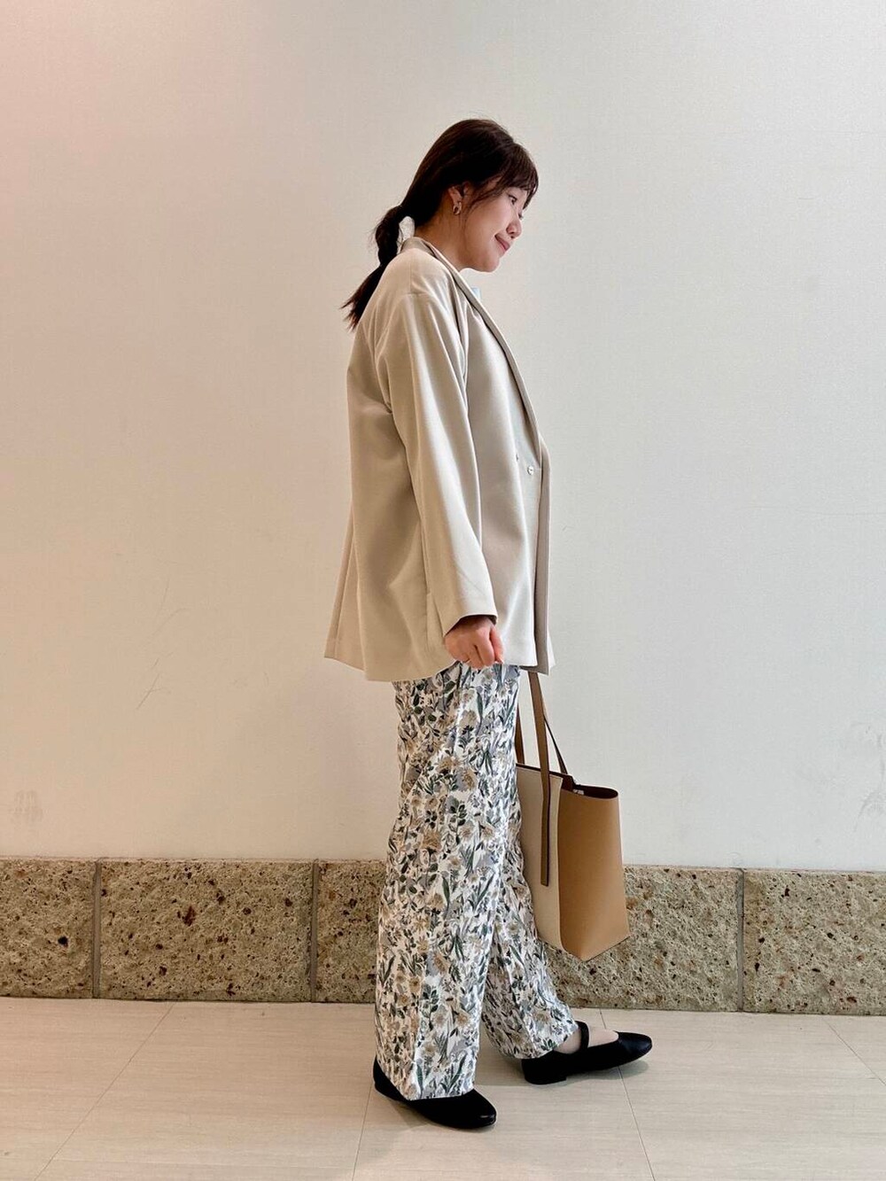「大人カジュアル、花柄、プルオーバー、パンツ、トラウザー、アーバンリサーチドアーズ、春アウター、オケージョン、newarrival、オフィスカジュアル、doors、お出かけコーデ、七分袖、20代後半、ガウンコート」|「URBAN RESEARCH DOORSのダブルクロスショートガウン(その他アウター、ベージュ系)」を使った、八木野 由季さん(レディース・165cm)の春コーディネートの4枚目の写真