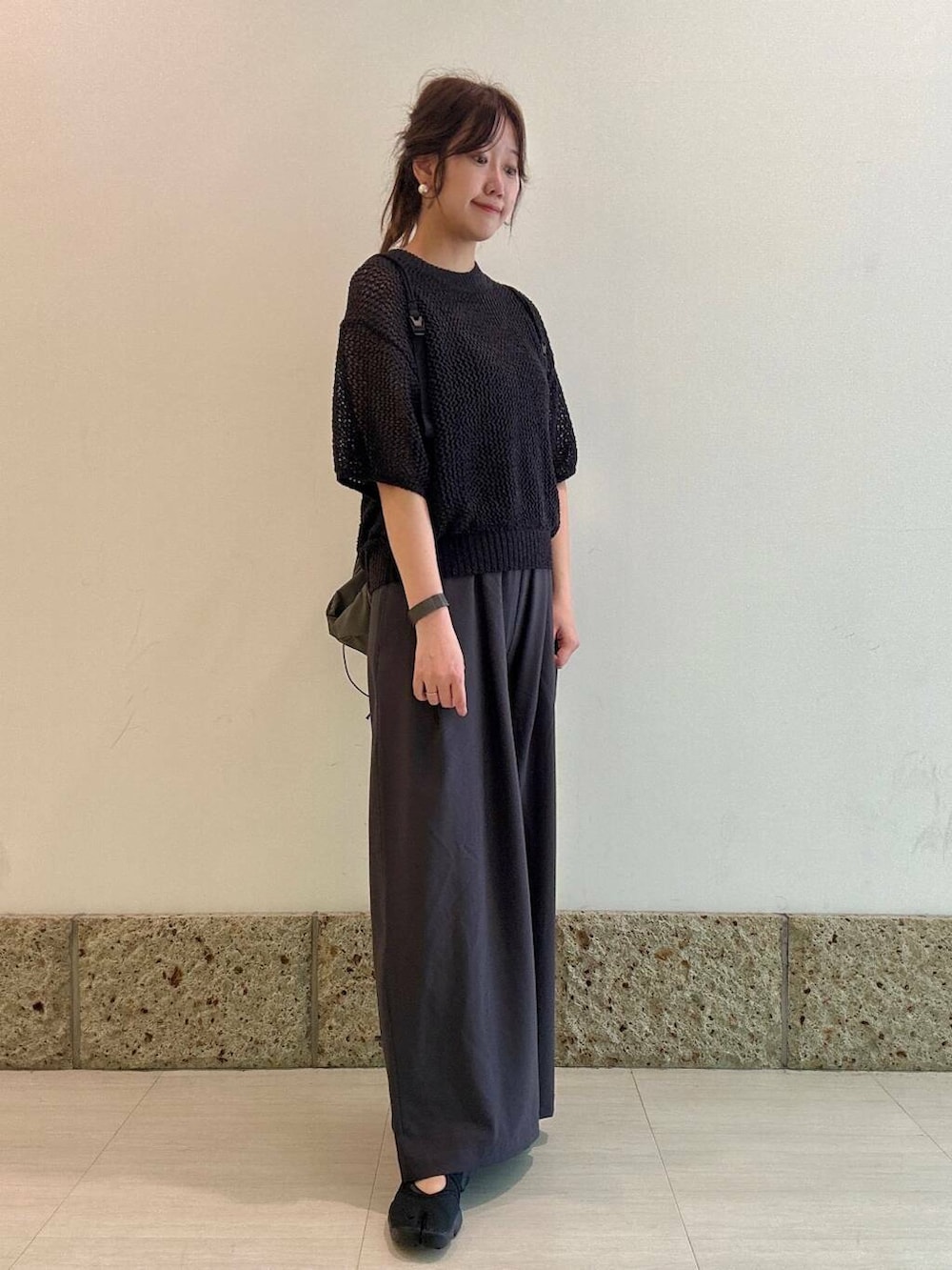「アーバンリサーチ、タックパンツ、newarrival、休日スタイル、メッシュ、通気性、お出かけコーデ、おでかけコーデ、20代後半、透かし柄、ナチュラル×ブルベ夏、外遊びコーデ、暮らしを楽しむ、初夏パンツ」｜「NIKEのNIKE　エアリフト（その他シューズ、ブラック系）」を使った、八木野　由季さん（レディース・165cm）の春コーディネートの2枚目の写真