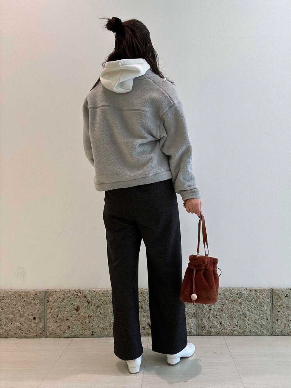 ホワイト系のその他シューズ、ブラウン系のショルダーバッグ、ブラウン系のその他パンツを着用したレディースの冬コーディネートの2枚目の写真