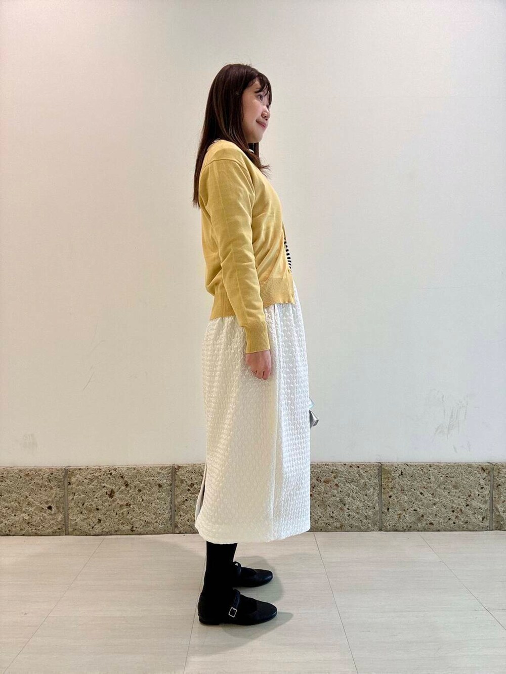 「カーディガン、ボーダー、カットソー、アーバンリサーチドアーズ、newarrival、doors、コットン、お出かけコーデ、オーガニック、20代後半、春カラーコーデ、ナチュラル×ブルベ夏、コクーンスカート、過ごしやすい、暮らしを楽しむ」|「URBAN RESEARCH DOORSのオーガニックコットンクルーネックカーディガン(ニット/セーター、イエロー系)」を使った、八木野 由季さん(レディース・165cm)の春コーディネートの2枚目の写真