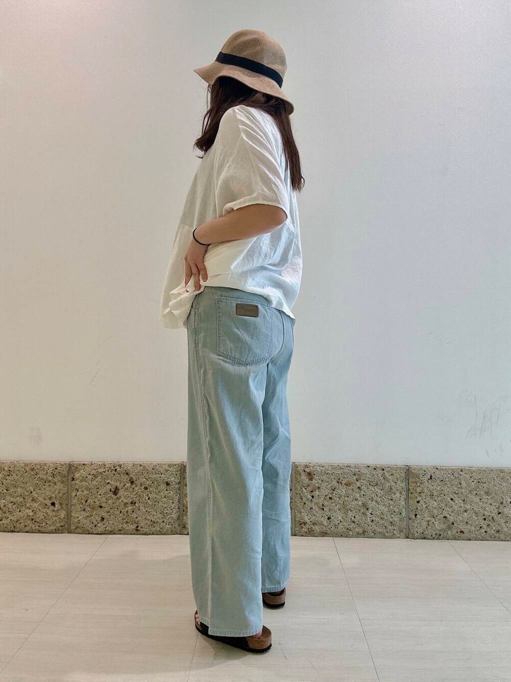「シンプル、デニム、Wrangler、かぐれ、リゾート、newarrival、休日スタイル、ゆったり、サンダルコーデ、楽ちん、お出かけコーデ、清涼感、20代後半、旅行コーデ、ここでしか手に入らない別注アイテム」｜「ORCIVALのORCIVAL　6PANEL NATURAL HAT（ハット、ベージュ系）」を使った、八木野　由季さん（レディース・165cm）の春コーディネートの5枚目の写真