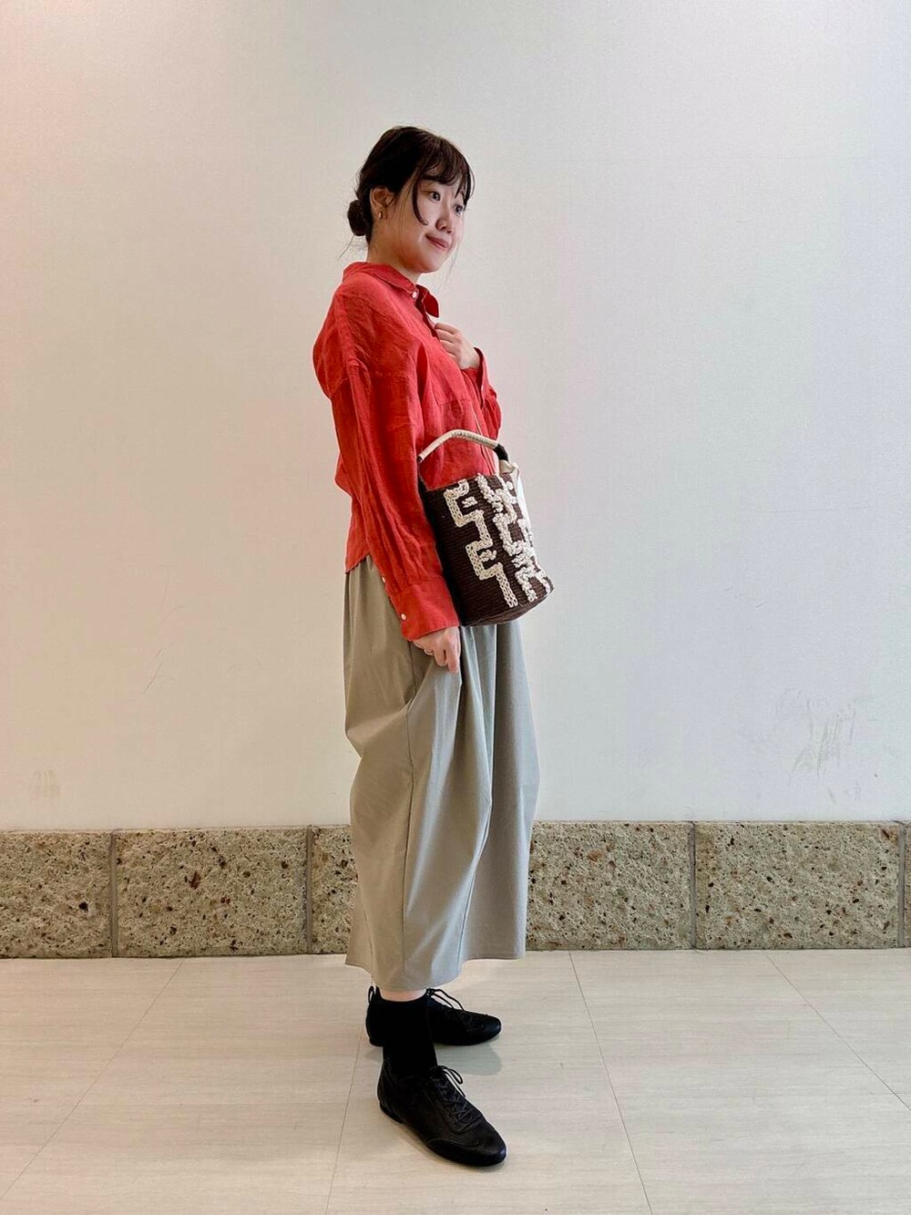 「アーバンリサーチ、スカート、アーバンリサーチドアーズ、リネンシャツ、休日コーデ、newarrival、お出かけコーデ、20代後半、コクーン、春カラーコーデ、初夏のお出かけコーデ、暮らしを楽しむ、やや暑い」｜「FORK&SPOONのFORK&SPOON　コクーンスカート（スカート、グリーン系）」を使った、八木野　由季さん（レディース・165cm）の春コーディネートの2枚目の写真