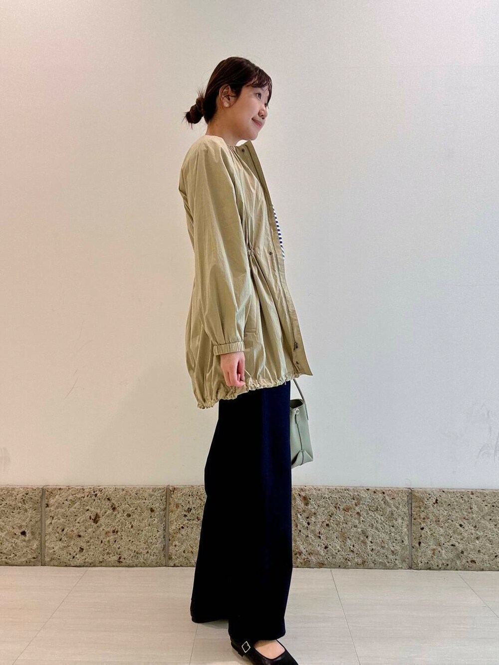 「大人カジュアル、カジュアル、ボーダー、カットソー、ブルゾン、マウンテンパーカー、アーバンリサーチドアーズ、春アウター、newarrival、doors、お出かけコーデ、スッキリ、20代後半、春カラーコーデ、マリンパンツ」｜「URBAN RESEARCH DOORSのマリンパンツ（その他パンツ、ブルー系）」を使った、八木野　由季さん（レディース・165cm）の春コーディネートの2枚目の写真