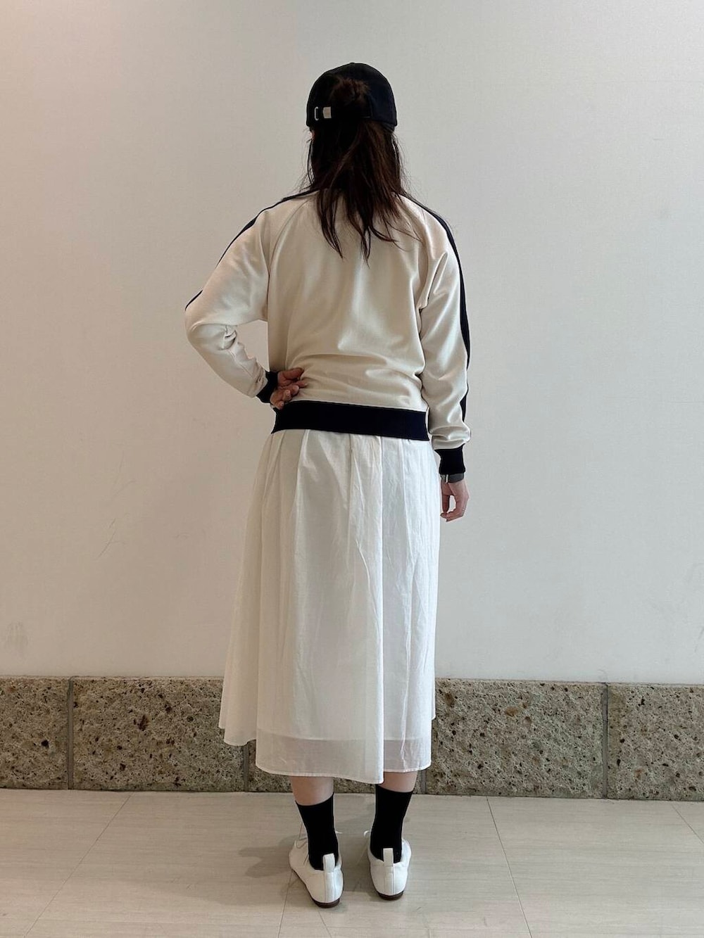 「大人カジュアル、スカート、パーカー、トラックジャケット、アーバンリサーチドアーズ、newarrival、PUMA、フレア、羽織り、アクティブ、スポーツ、スタイルアップ、20代後半、ジャージ、コンパクト」｜「URBAN RESEARCH DOORSのダブルガーゼボリュームスカート（スカート、ホワイト系）」を使った、八木野　由季さん（レディース・165cm）の春コーディネートの4枚目の写真