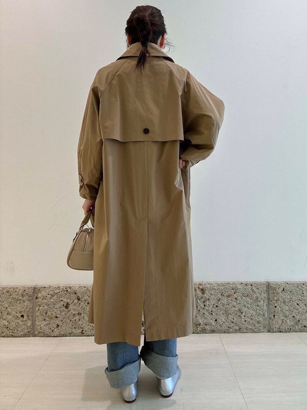 イエロー系のTシャツ/カットソー、シルバー系のパンプス、ベージュ系のその他アウターを着用したレディースの冬コーディネートの3枚目の写真