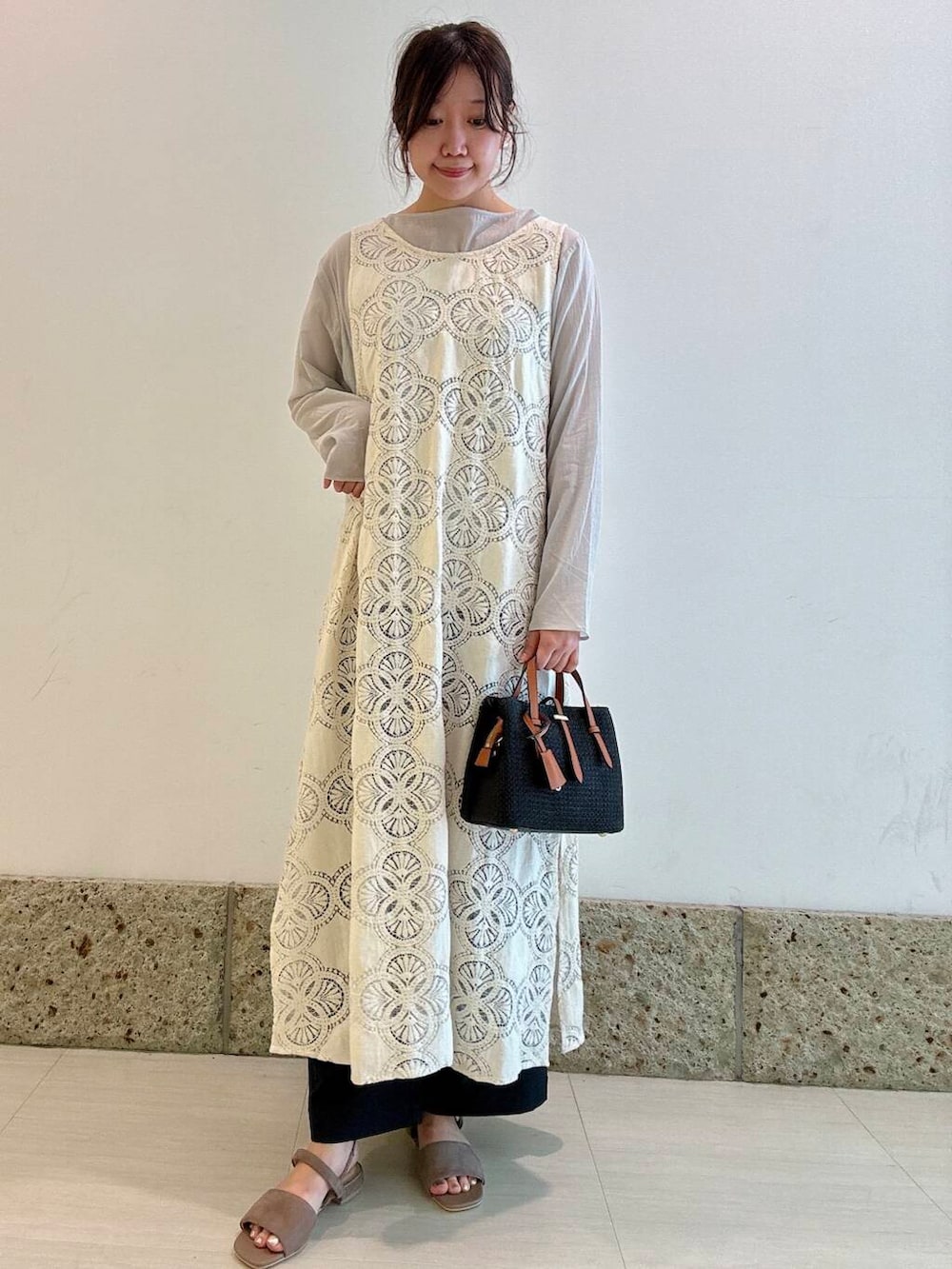 「ワンピース、ロンT、レース、シアー、newarrival、ゆったり、楽ちん、お出かけコーデ、清涼感、20代後半、旅行コーデ、さらっと、ナチュラル×ブルベ夏、暮らしを楽しむ、サマシェア」|「RODE SKOのチャーム付メッシュミニバッグ(ハンドバッグ、ブラック系)」を使った、八木野 由季さん(レディース・165cm)の夏コーディネートの2枚目の写真
