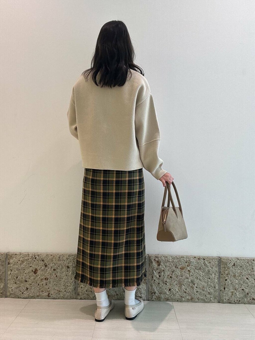 ベージュ系のハンドバッグ、ベージュ系のバレエシューズ、ホワイト系のTシャツ/カットソーを着用したレディースの秋コーディネートの2枚目の写真