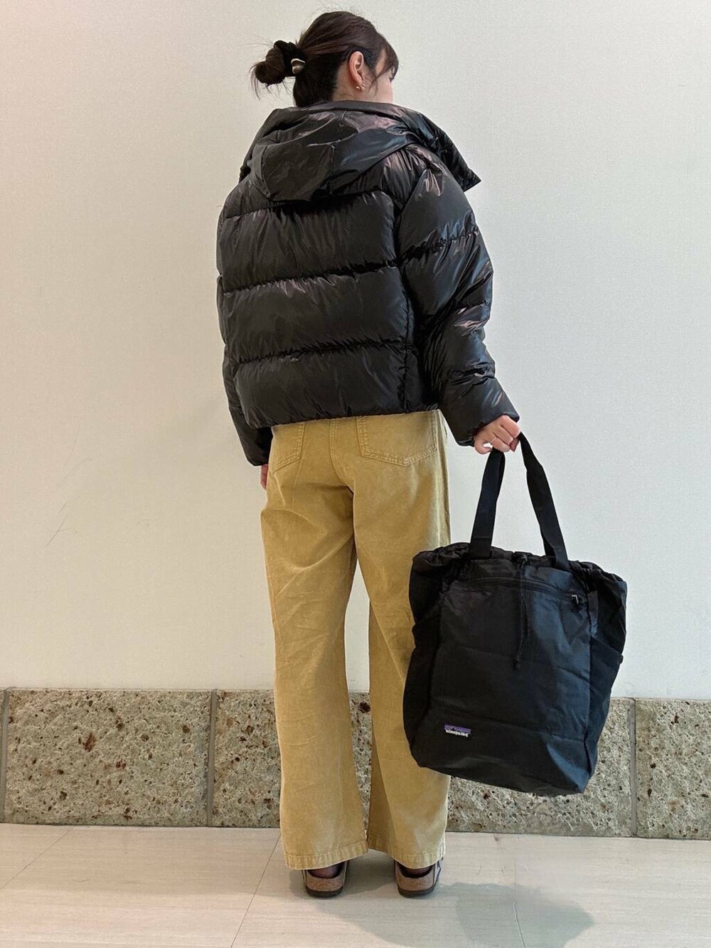 ブルー系のTシャツ/カットソー、イエロー系のその他パンツ、ベージュ系のサンダルを着用したレディースの秋コーディネートの3枚目の写真