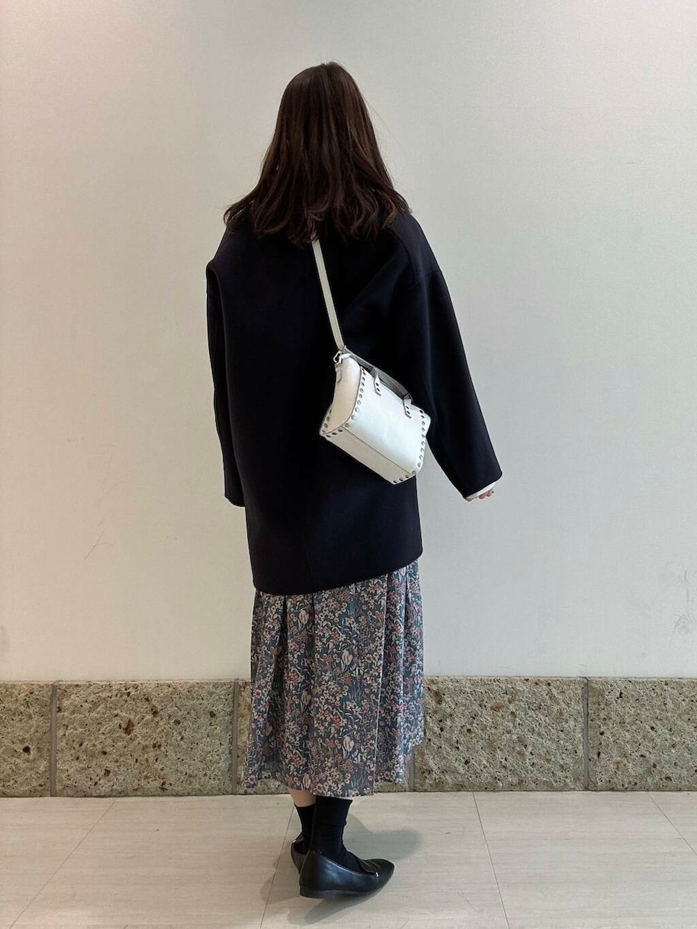 ブラック系のローファー、ブルー系のその他アウター、ホワイト系のショルダーバッグを着用したレディースの冬コーディネートの5枚目の写真