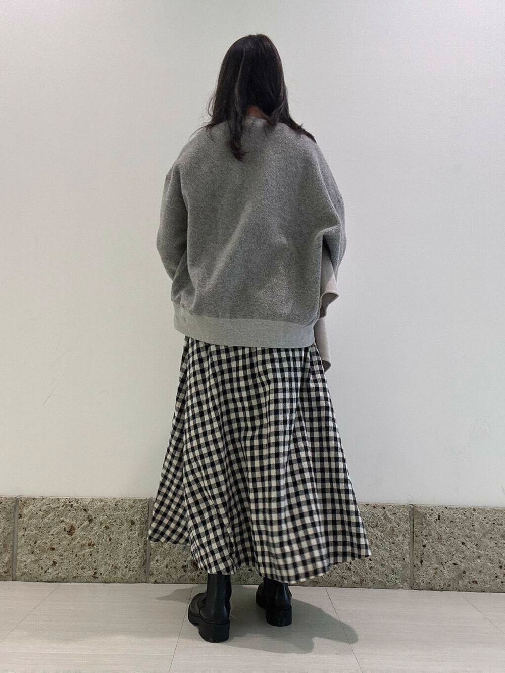 ベージュ系のその他アウター、ブラック系のブーツ、ブラウン系のショルダーバッグを着用したレディースの秋コーディネートの4枚目の写真