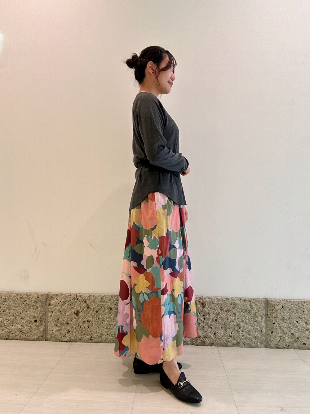 ブラック系のショルダーバッグ、グレー系のTシャツ/カットソー、ブラック系のパンプスを着用したレディースの秋コーディネートの2枚目の写真