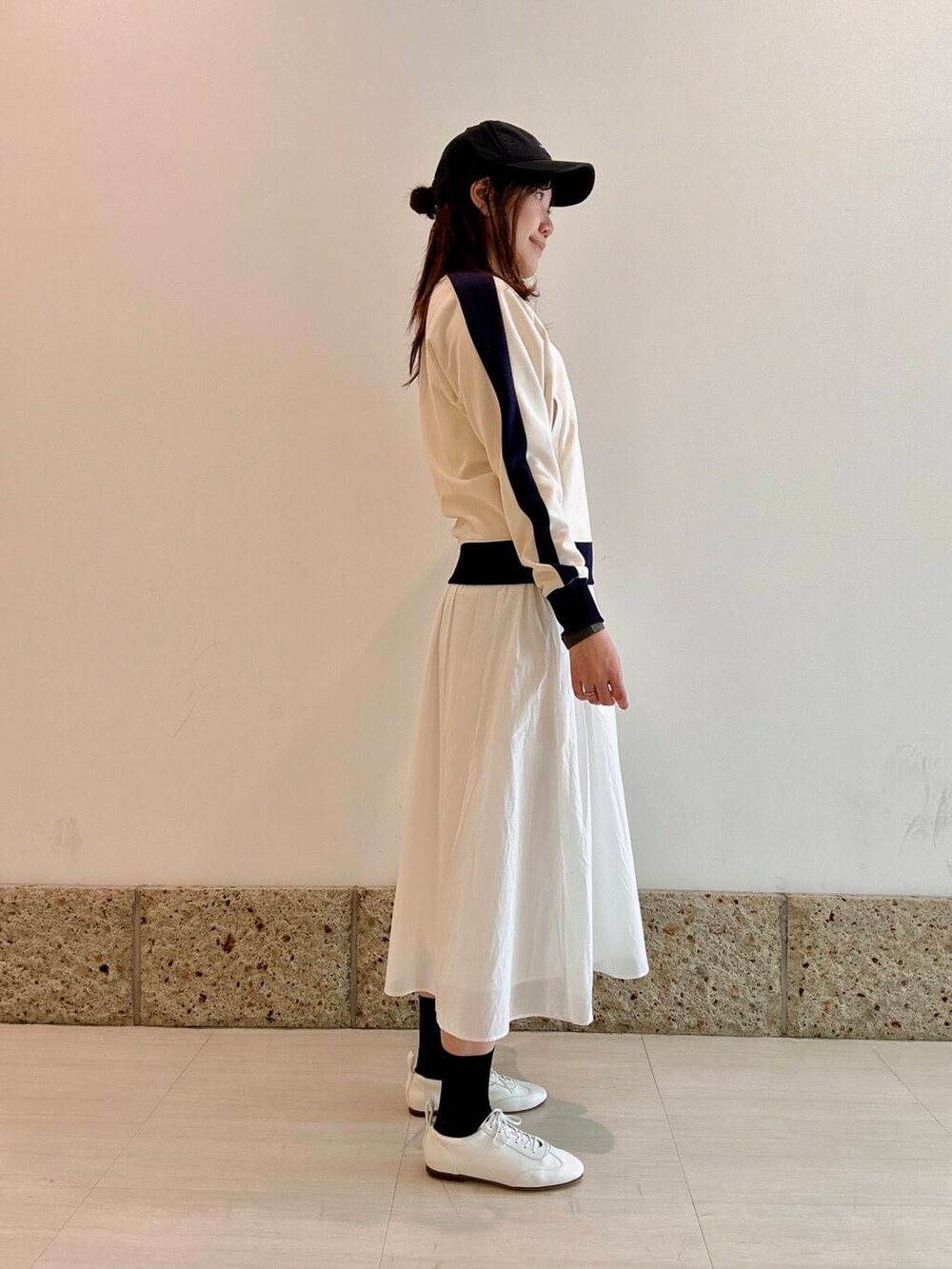 「大人カジュアル、スカート、パーカー、トラックジャケット、アーバンリサーチドアーズ、newarrival、PUMA、フレア、羽織り、アクティブ、スポーツ、スタイルアップ、20代後半、ジャージ、コンパクト」｜「URBAN RESEARCH DOORSのダブルガーゼボリュームスカート（スカート、ホワイト系）」を使った、八木野　由季さん（レディース・165cm）の春コーディネートの2枚目の写真