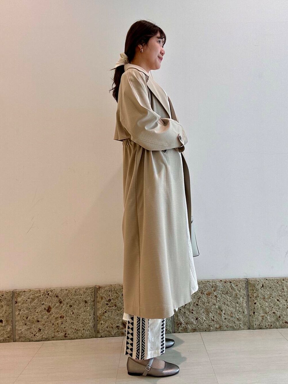 「ワンピース、カジュアル、トレンチコート、パンツ、アーバンリサーチドアーズ、newarrival、doors、メッシュ、通気性、お出かけコーデ、20代後半、個性的、ジャガード柄、ナチュラル×ブルベ夏、春アウターコーデ」|「URBAN RESEARCH DOORSのメリージェーン(パンプス、グレー系)」を使った、八木野 由季さん(レディース・165cm)の春コーディネートの3枚目の写真