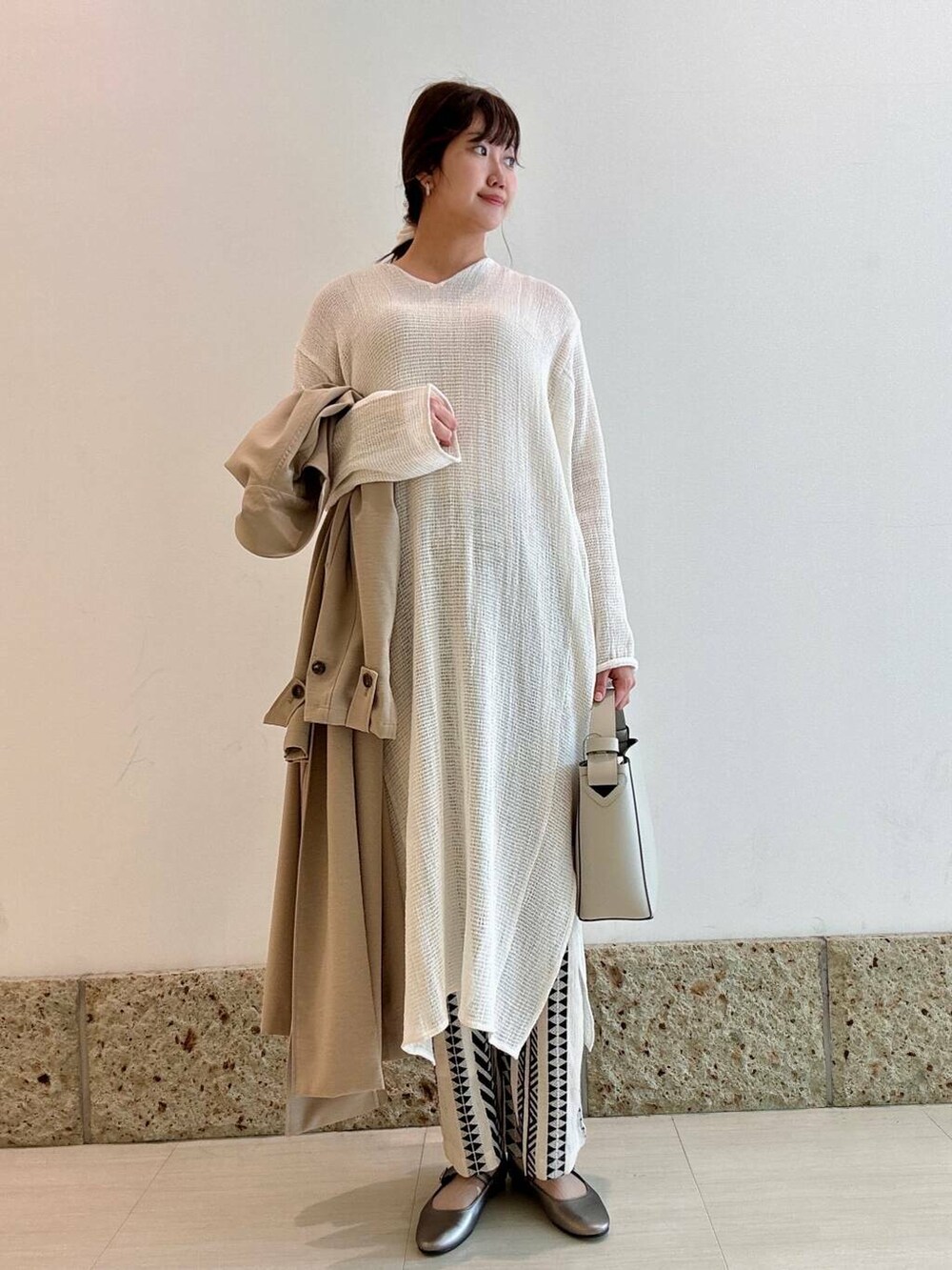 「ワンピース、カジュアル、トレンチコート、パンツ、アーバンリサーチドアーズ、newarrival、doors、メッシュ、通気性、お出かけコーデ、20代後半、個性的、ジャガード柄、ナチュラル×ブルベ夏、春アウターコーデ」|「URBAN RESEARCH DOORSのメリージェーン(パンプス、グレー系)」を使った、八木野 由季さん(レディース・165cm)の春コーディネートの2枚目の写真