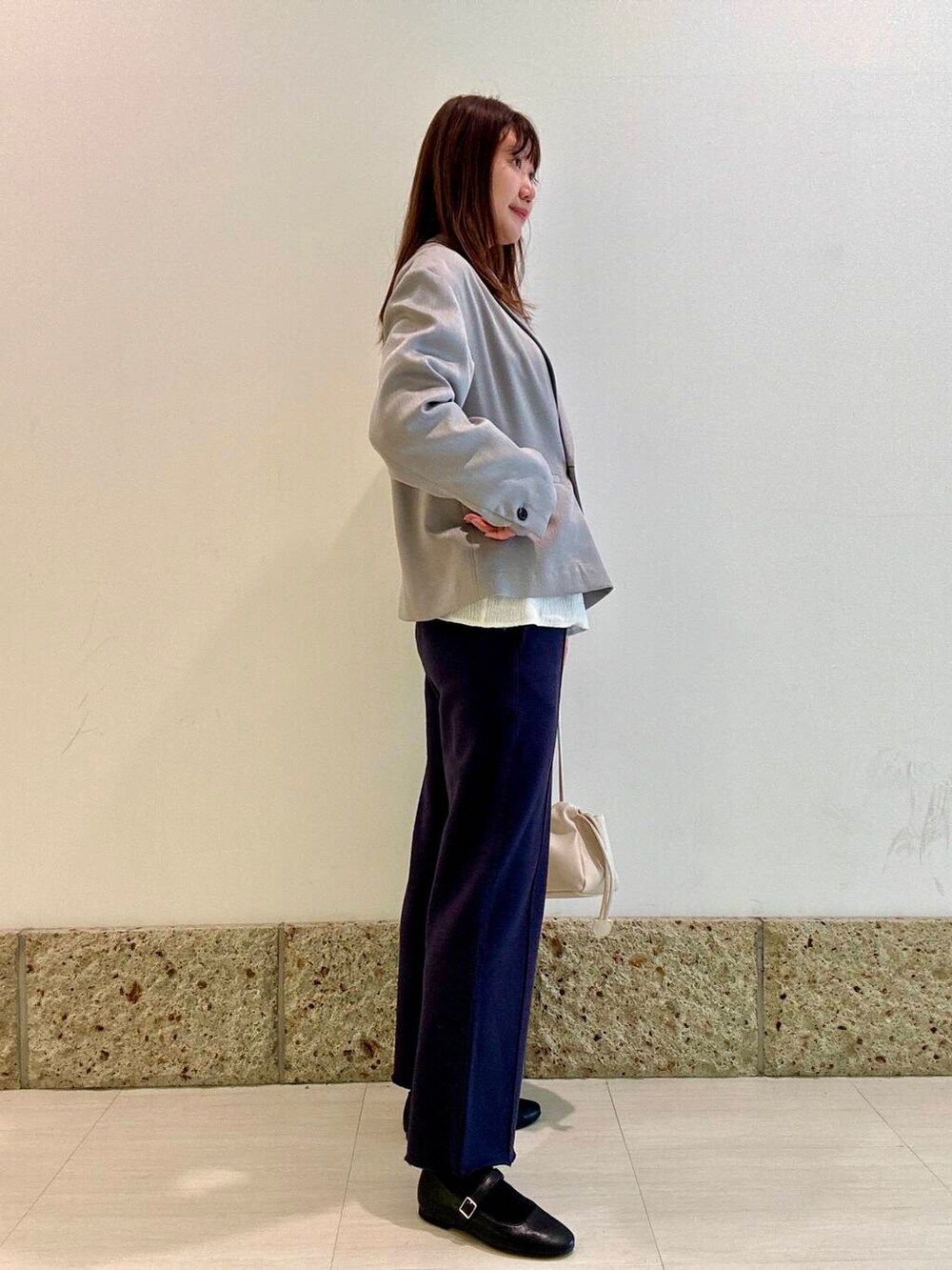 ブラック系のその他パンツ、ホワイト系のショルダーバッグ、グレー系のその他アウターを着用したレディースの春コーディネートの3枚目の写真