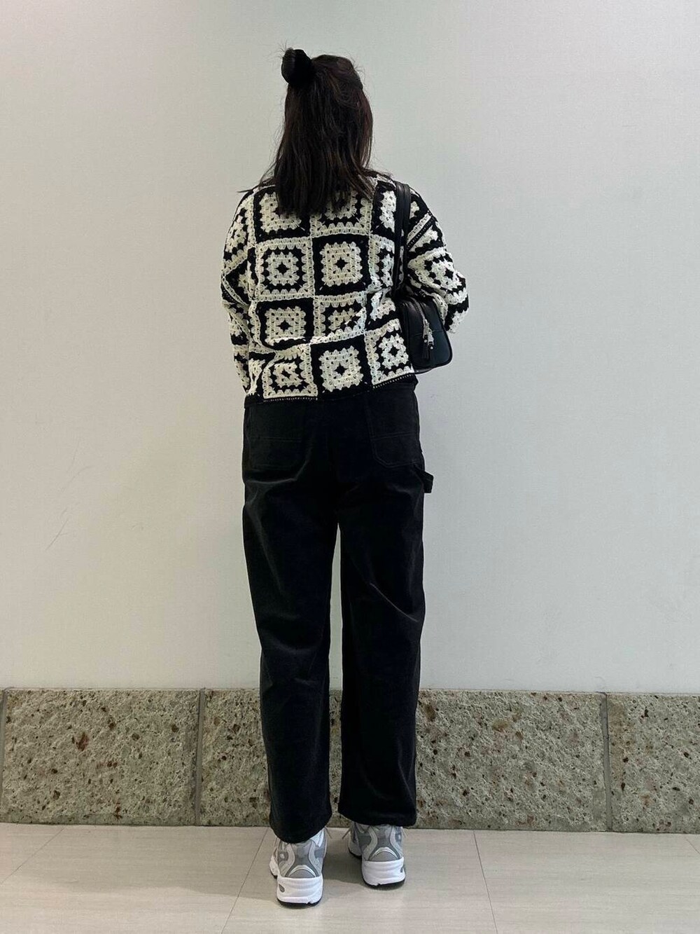 ホワイト系のTシャツ/カットソー、ホワイト系のカーディガン/ボレロ、ブラック系のサロペット/オーバーオールを着用したレディースの秋コーディネートの2枚目の写真