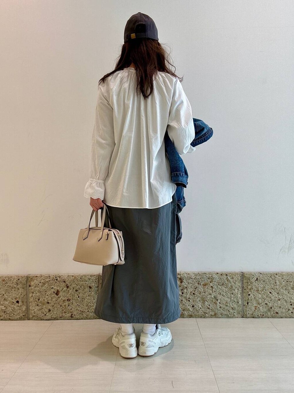 「カジュアルコーデ、ブラウス、スニーカーコーデ、アーバンリサーチドアーズ、春アウター、doors、デニムジャケット、お出かけコーデ、ナイロンスカート、20代後半、スノーピーク、ナチュラル×ブルベ夏」|「FORK&SPOONのFORK&SPOON JFデニムジャケット(デニムジャケット、ブルー系)」を使った、八木野 由季さん(レディース・165cm)の冬コーディネートの4枚目の写真