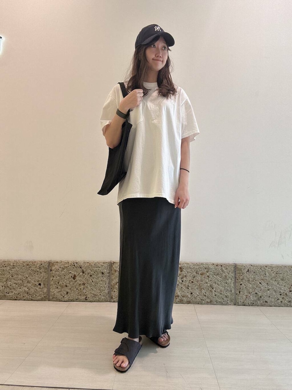「大人カジュアル、Tシャツ、スカート、かぐれ、スポーティー、newarrival、休日スタイル、ノースフェイス、サンダルコーデ、楽ちん、お出かけコーデ、20代後半、スタイルup、ナチュラル×ブルベ夏」｜「かぐれの『2サイズ展開』キュプラスカート（スカート、グレー系）」を使った、八木野　由季さん（レディース・165cm）の春コーディネートの2枚目の写真