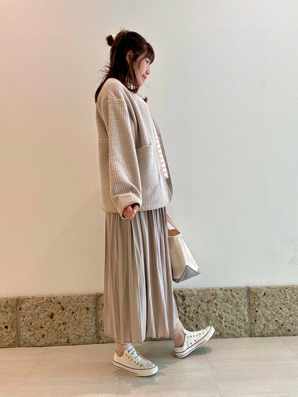 「ジャケット、ボーダー、プリーツスカート、カットソー、ORCIVAL、アーバンリサーチドアーズ、newarrival、doors、20代後半、ナチュラル×ブルベ夏、春アウターコーデ」｜「CONVERSEのCONVERSE　ALL STAR SLIP FE OX（スニーカー、ホワイト系）」を使った、八木野　由季さん（レディース・165cm）の春コーディネートの2枚目の写真