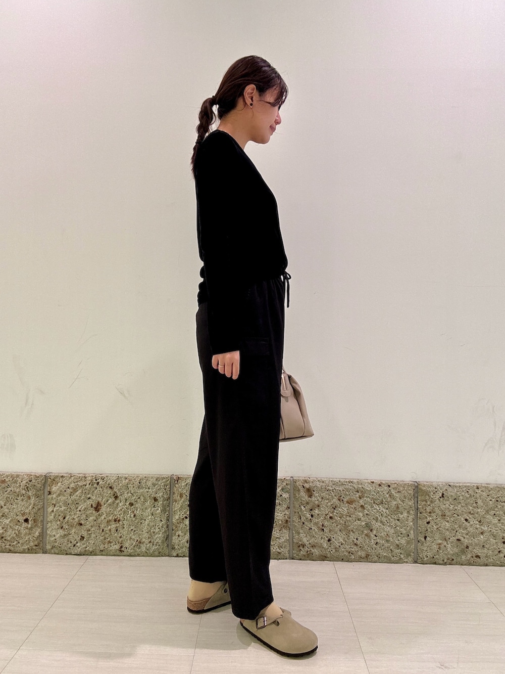 「秋服準備はじめました、パンツスタイル、秋服、ベロア、ベロアトップス、ワントーンコーデ、カーゴパンツ、ビルケンシュトック」｜「URBAN RESEARCH DOORSのシアーベロアプルオーバー（Tシャツ/カットソー、ブラック系）」を使った、YUKIさん（骨格ナチュラル・レディース・165cm）の秋コーディネートの3枚目の写真