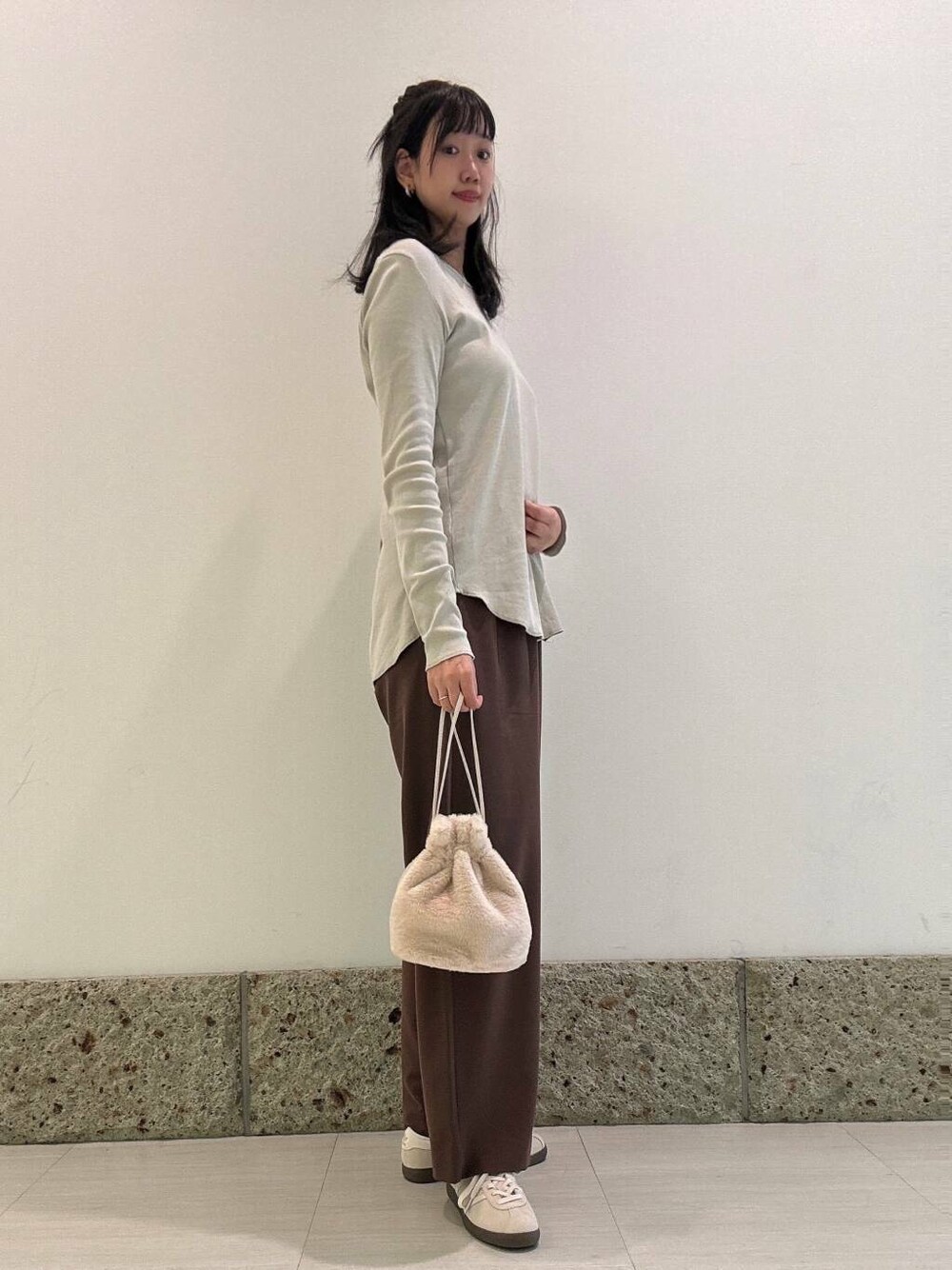 ブラウン系のその他パンツ、ホワイト系のスニーカー、グレー系のTシャツ/カットソーを着用したレディースの秋コーディネートの2枚目の写真