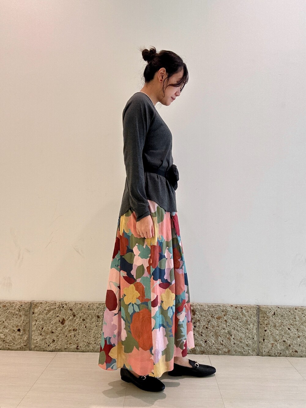 ブラック系のショルダーバッグ、グレー系のTシャツ/カットソー、ブラック系のパンプスを着用したレディースの秋コーディネートの3枚目の写真