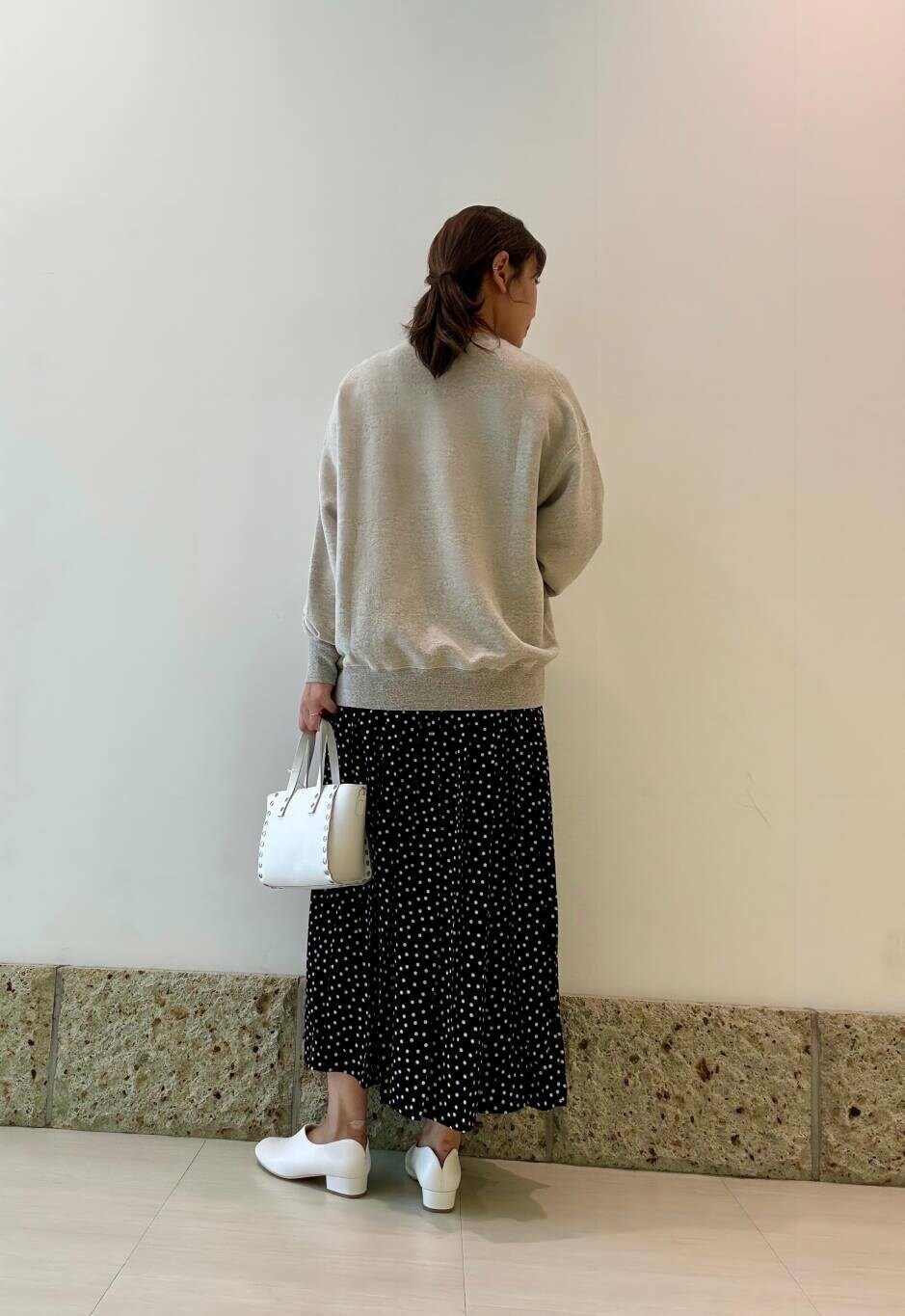 ホワイト系のショルダーバッグ、ホワイト系のその他シューズ、グレー系のスウェットを着用したレディースの秋コーディネートの3枚目の写真