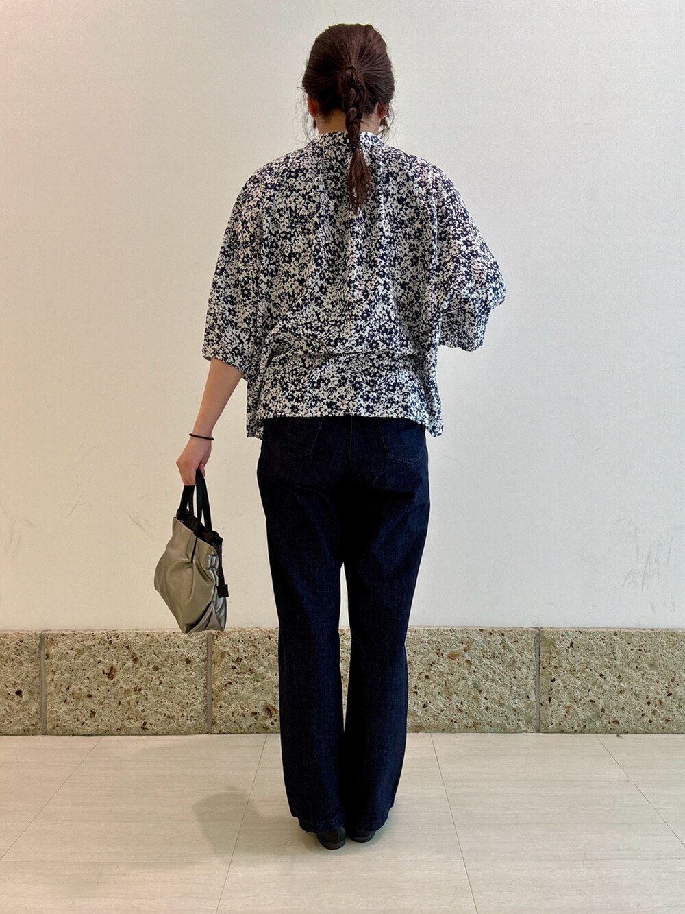 ブルー系のシャツ/ブラウス、ブルー系のデニムパンツ、ブラック系のバレエシューズを着用したレディースの秋コーディネートの4枚目の写真