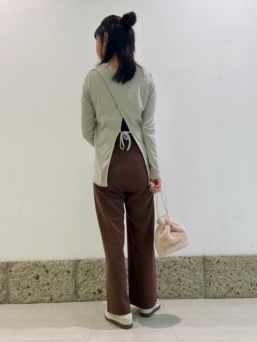 ブラウン系のその他パンツ、ホワイト系のスニーカー、グレー系のTシャツ/カットソーを着用したレディースの秋コーディネートの3枚目の写真