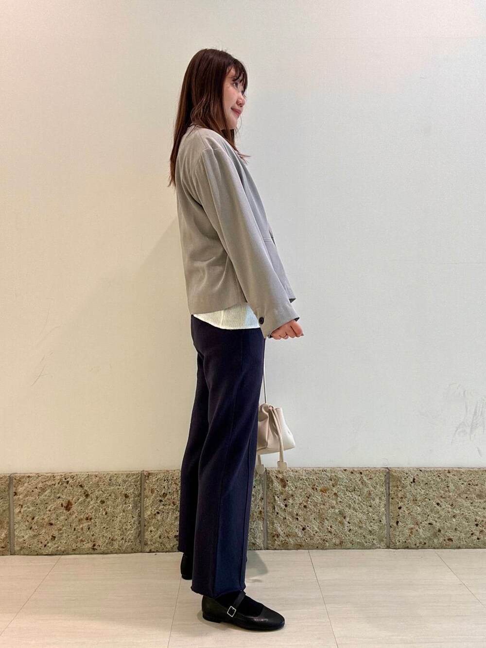 ブラック系のその他パンツ、ホワイト系のショルダーバッグ、グレー系のその他アウターを着用したレディースの春コーディネートの2枚目の写真