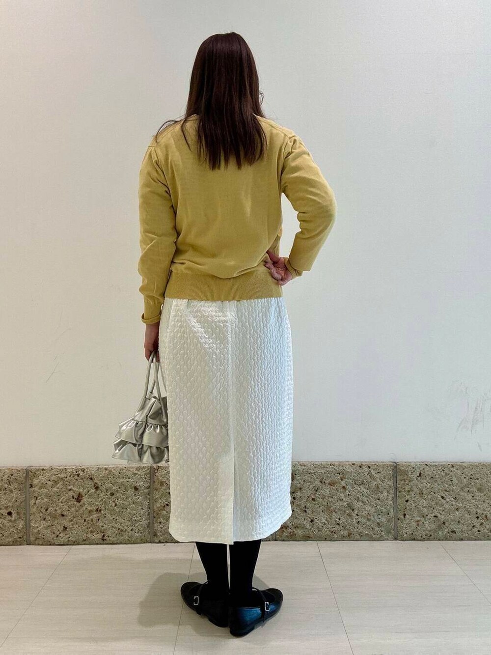 「カーディガン、ボーダー、カットソー、アーバンリサーチドアーズ、newarrival、doors、コットン、お出かけコーデ、オーガニック、20代後半、春カラーコーデ、ナチュラル×ブルベ夏、コクーンスカート、過ごしやすい、暮らしを楽しむ」|「URBAN RESEARCH DOORSのオーガニックコットンクルーネックカーディガン(ニット/セーター、イエロー系)」を使った、八木野 由季さん(レディース・165cm)の春コーディネートの3枚目の写真